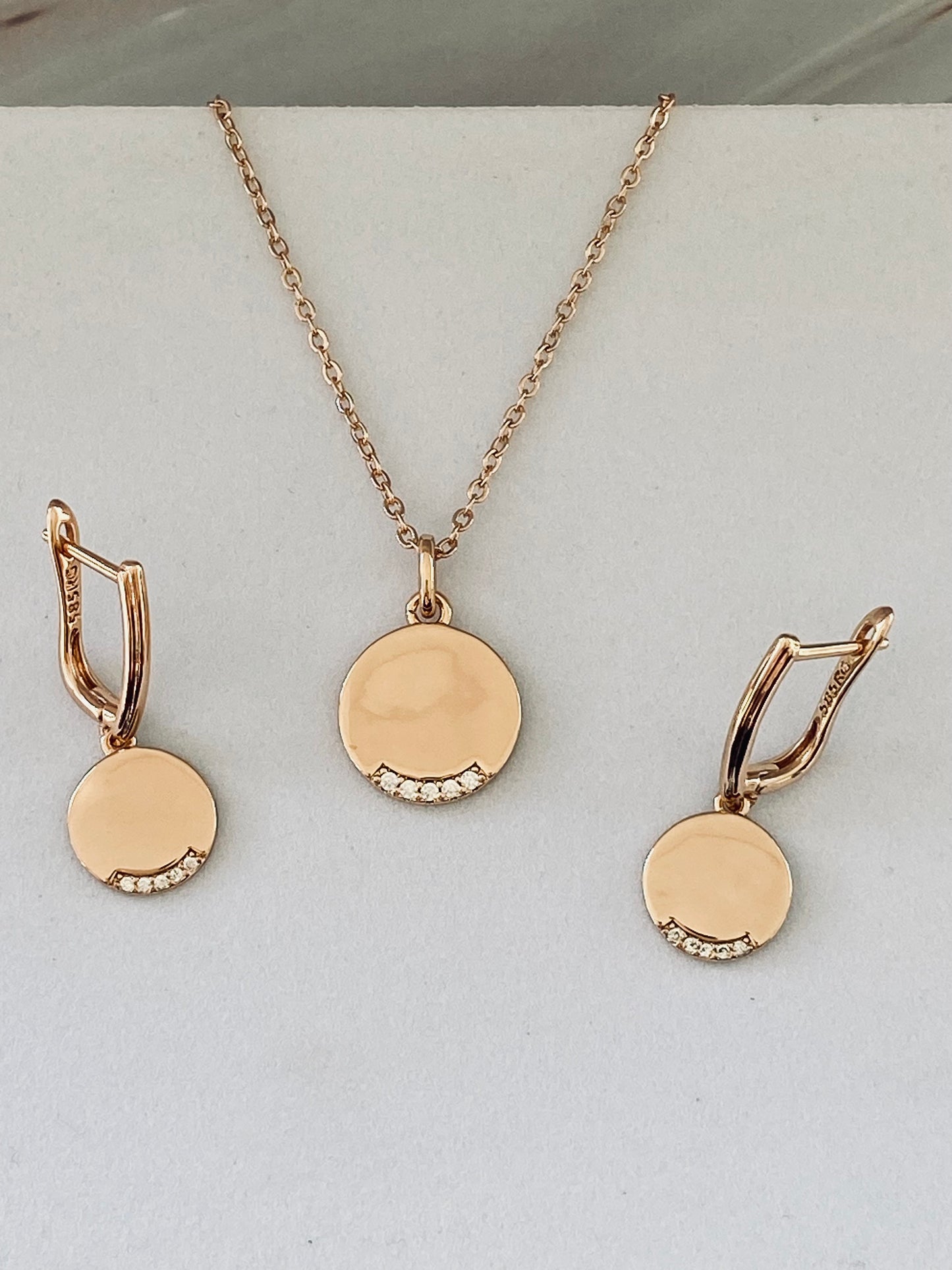 Londen Rose Gold Necklace with Coin Pendant