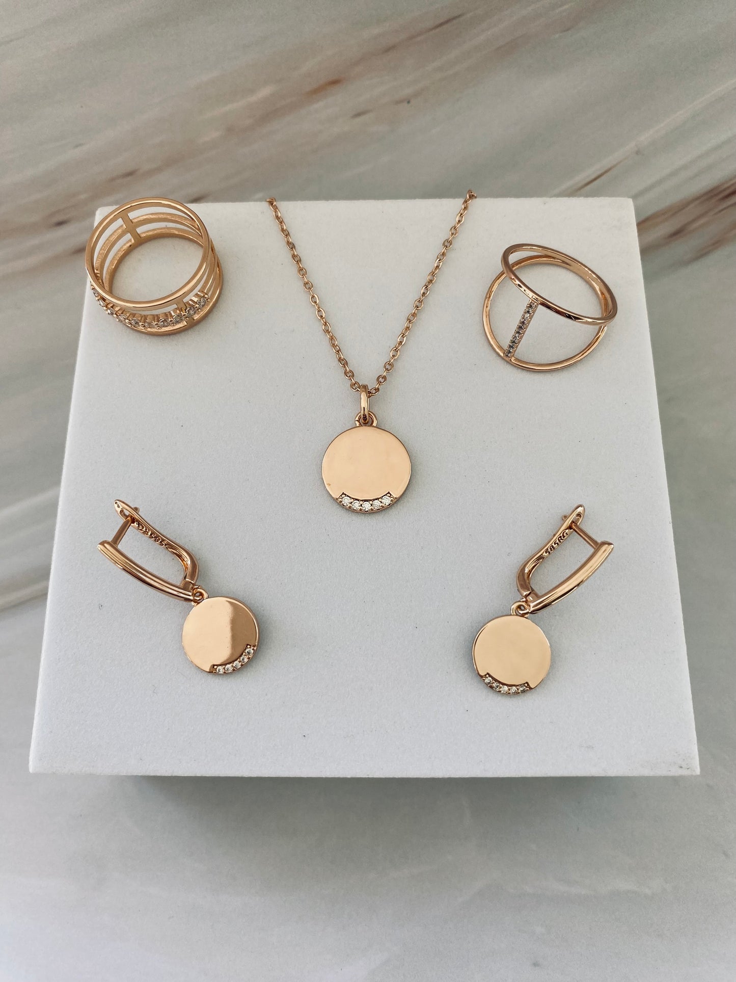 Londen Rose Gold Necklace with Coin Pendant