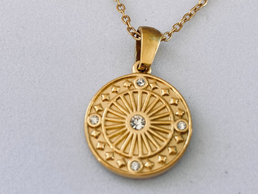 Tres Gold Necklace with Coin Pendant